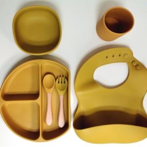 Coffret enfant repas 6 pièces en silicone coloris jaune