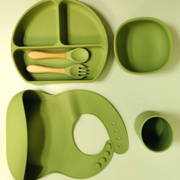 Coffret enfant repas 6 pièces en silicone coloris vert